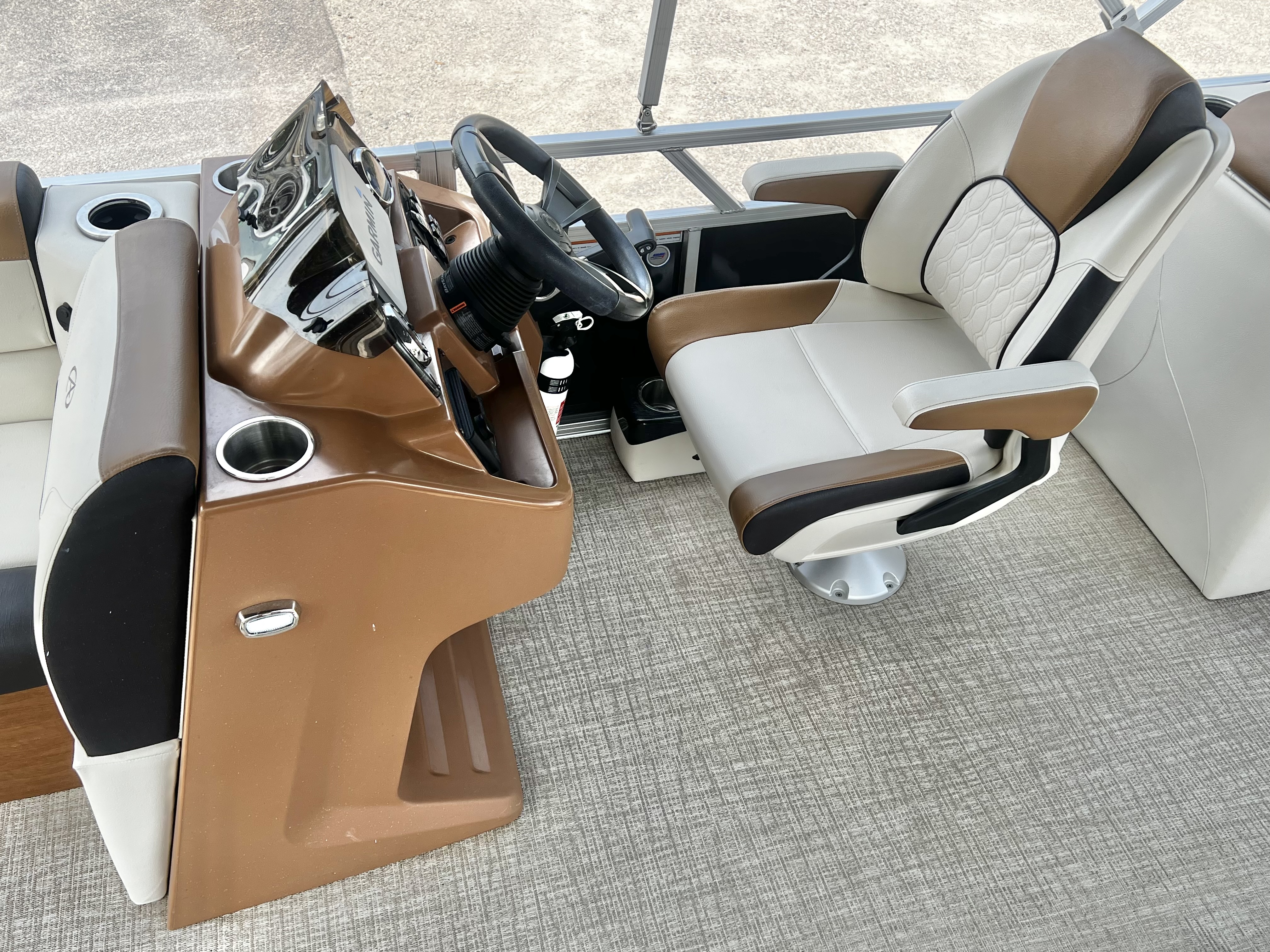 Used 2023 Avalon Venture 85 25' Quad Lounge