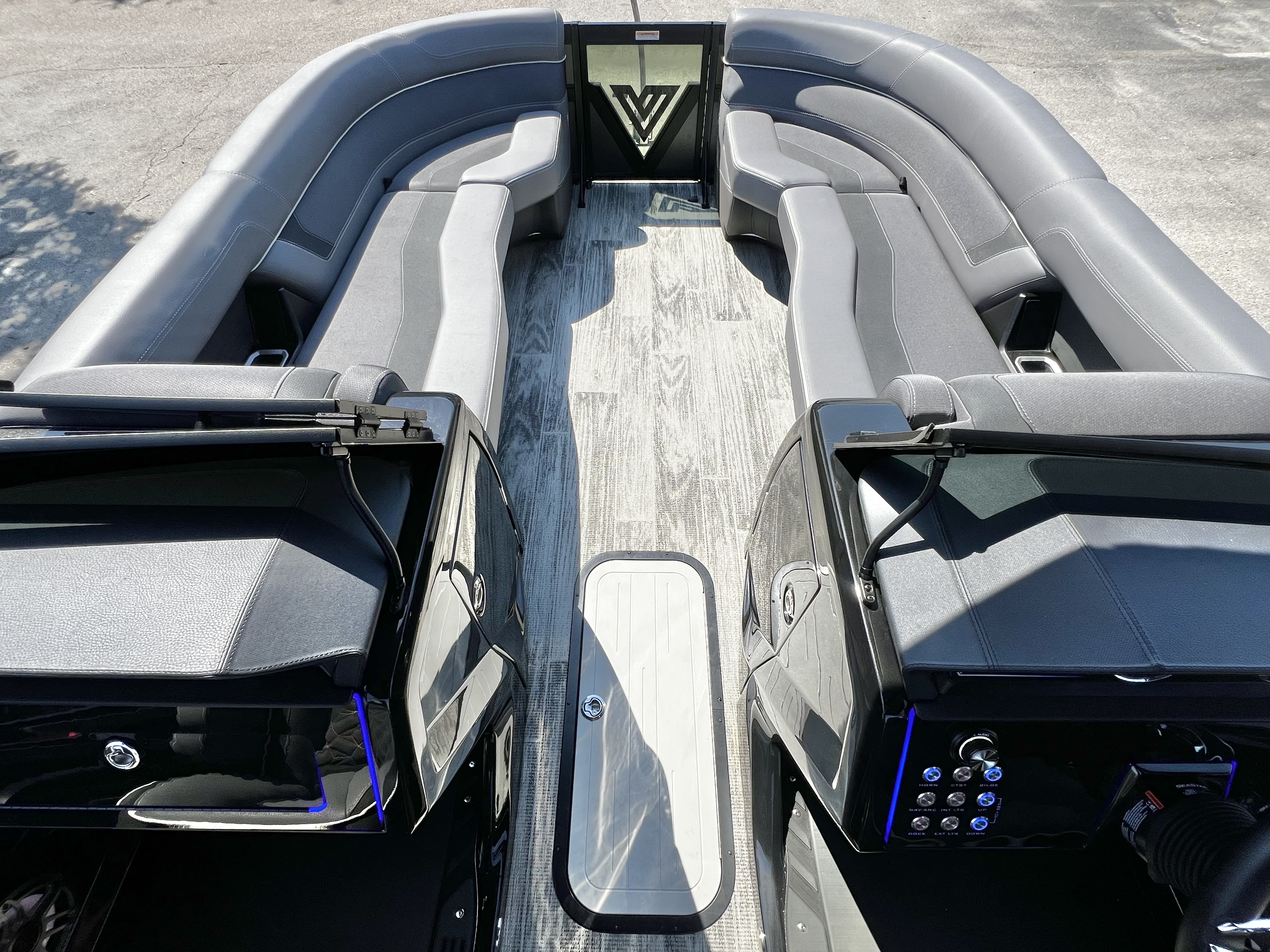 2025 Viaggio Diamante 24' UW A-T (Quad Lounge Windshield) - Triple Toon - IN STOCK - $138,995