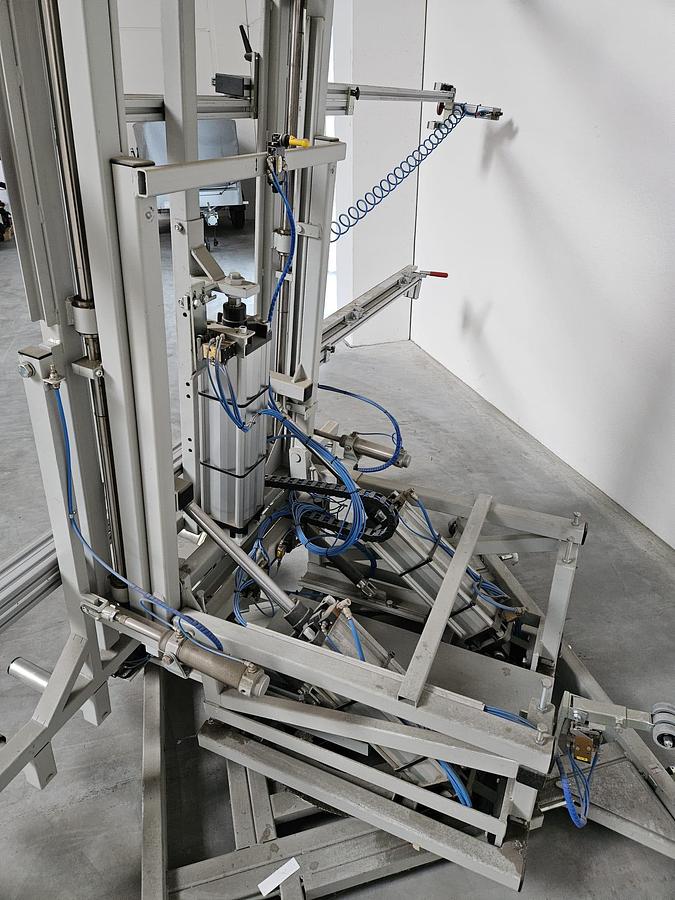 Gebraucht Pneumatisch kippbarer Montagetisch Ruchser mit Rollenbahn Übergabestation MKSEA 2 + RWGAT45-20