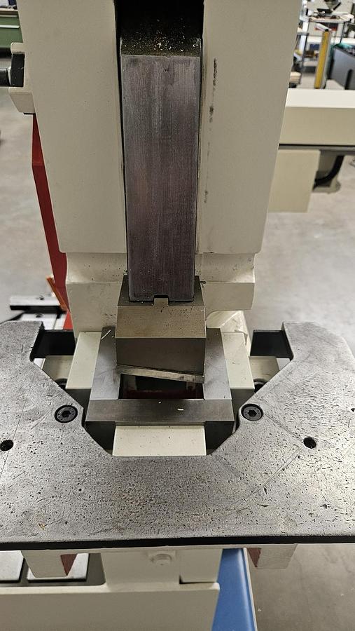 Gebraucht Profilstahlschere Mubea KBLH 1000 mit Positionierung