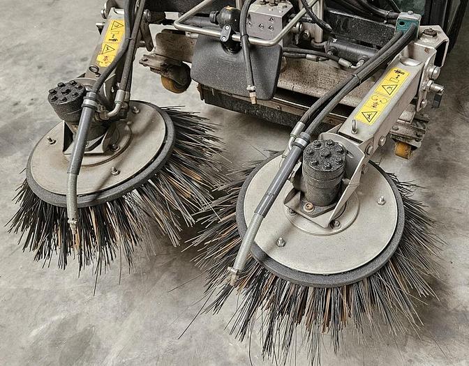 Gebraucht Kommunalfahrzeug Holder X 30 mit Mähwerk und Kehreinrichtung
