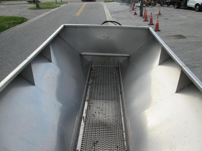 Used M & D 5-6 Ton Stainless Steel Spreader