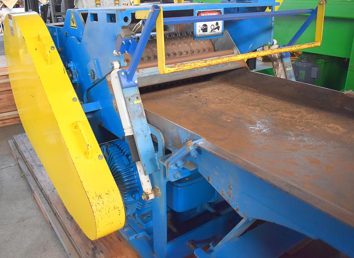 Used West Salem 1638 HTH horizontal low RPM waste grinder, WSM Low Speed grinding system with infeed vibrating conveyor & large vibrating surge bin hopper