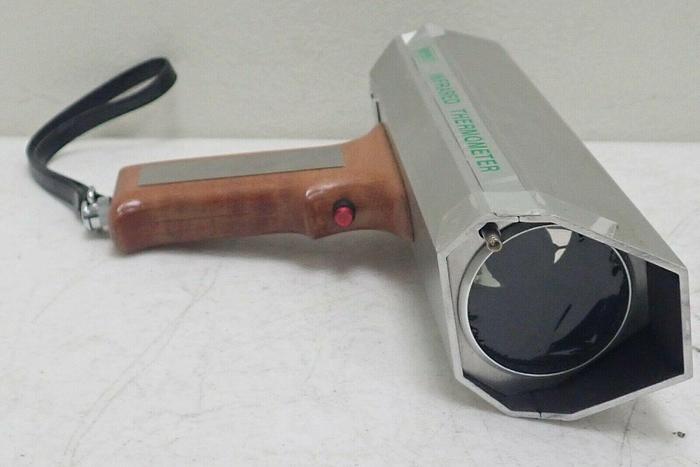 Used Everest Interscience Inc Model 110.2L Infrared Thermometer with Manual & Case