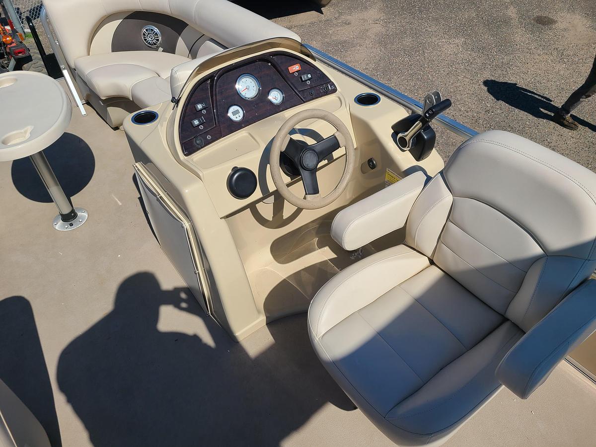 Used 2017 Sun Chaser 8520CRS With A 40HP Yamaha & Trailer