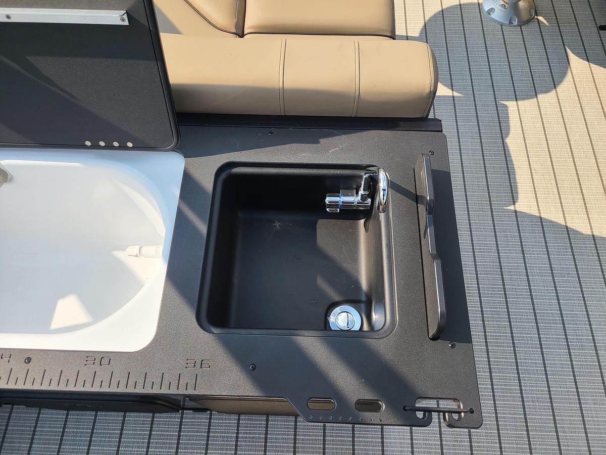2026 Viaggio Lago V22R With A Suzuki 115HP Motor