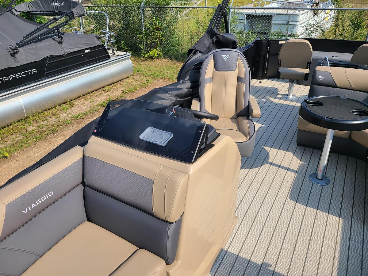 2026 Viaggio Lago V22R With A Suzuki 115HP Motor