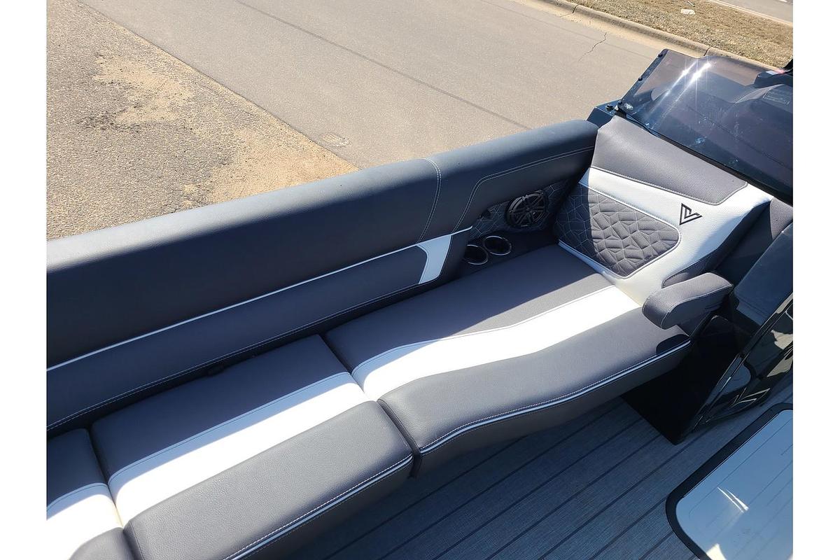 2025 Viaggio Diamante 26U With Suzuki 250HP Stealth Motor & Trailer