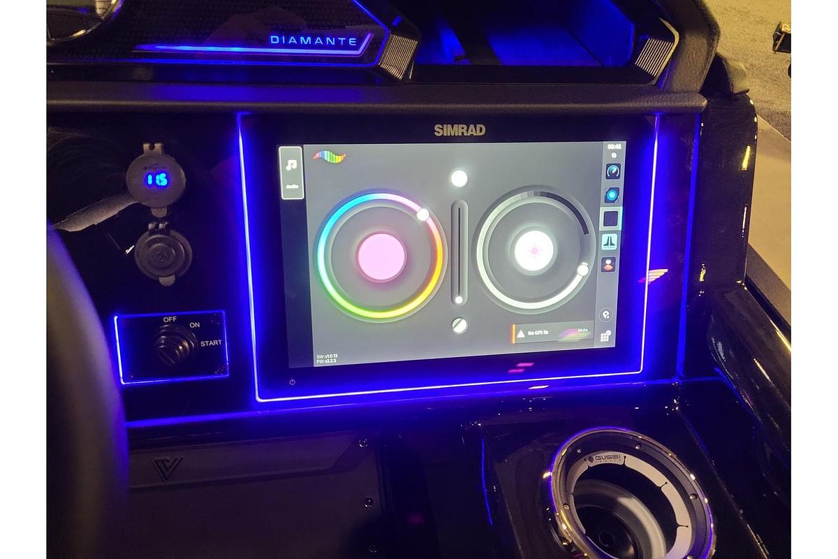 2025 Viaggio Diamante 26Q With A Dual Prop 350HP Suzuki Motor & Yacht Club Bunk Trailer