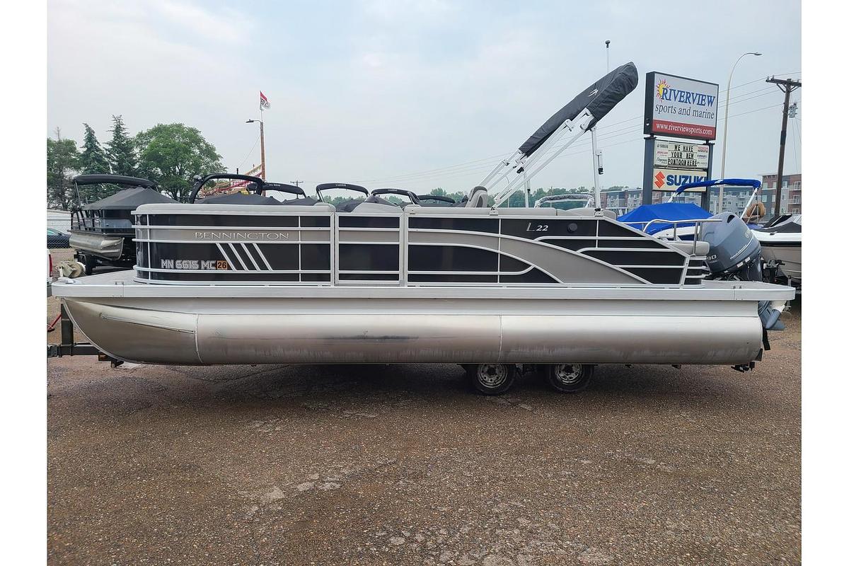Used 2021 Bennington L22LSB Swingback W/ 90HP Yamaha