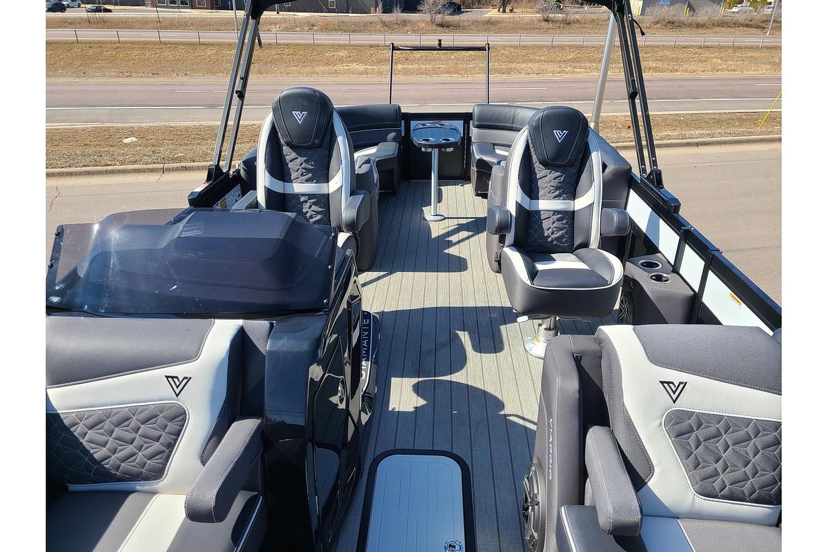 2025 Viaggio Diamante 26U With Suzuki 250HP Stealth Motor & Trailer
