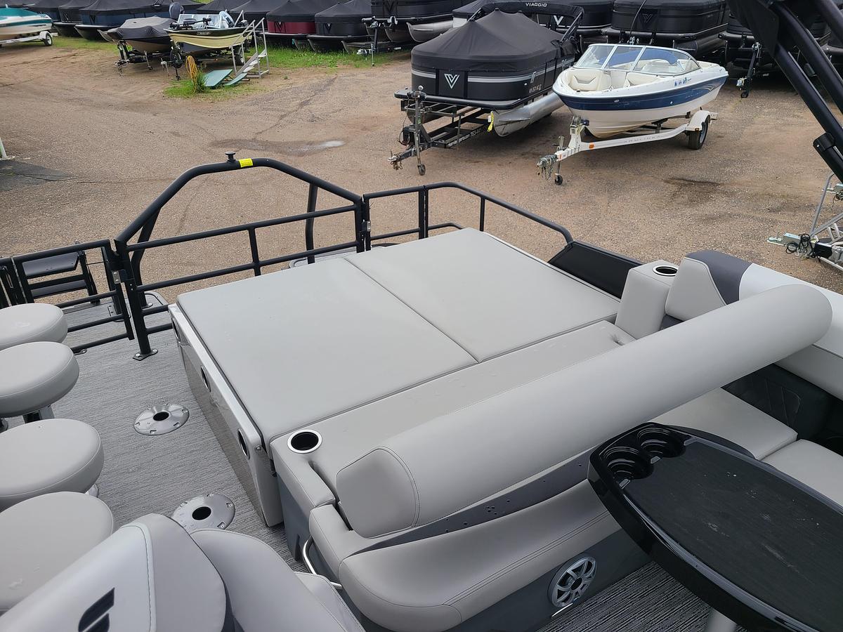 2026 Starcraft SLS-3 DL Bar With A 150HP Suzuki Motor