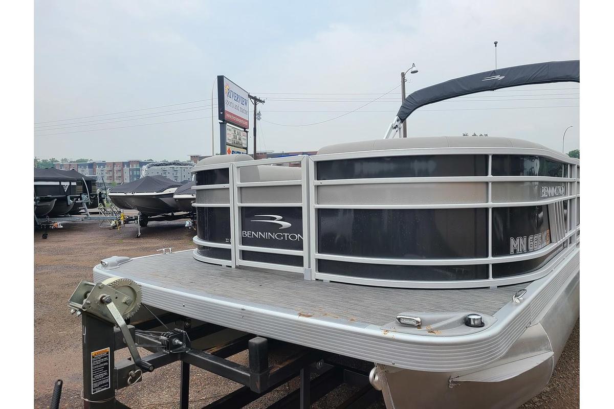 Used 2021 Bennington L22LSB Swingback W/ 90HP Yamaha