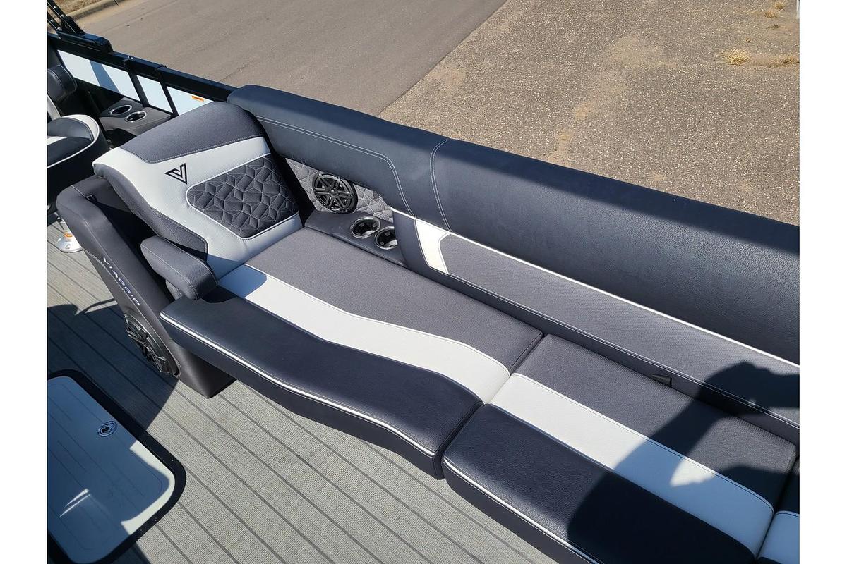 2025 Viaggio Diamante 26U With Suzuki 250HP Stealth Motor & Trailer