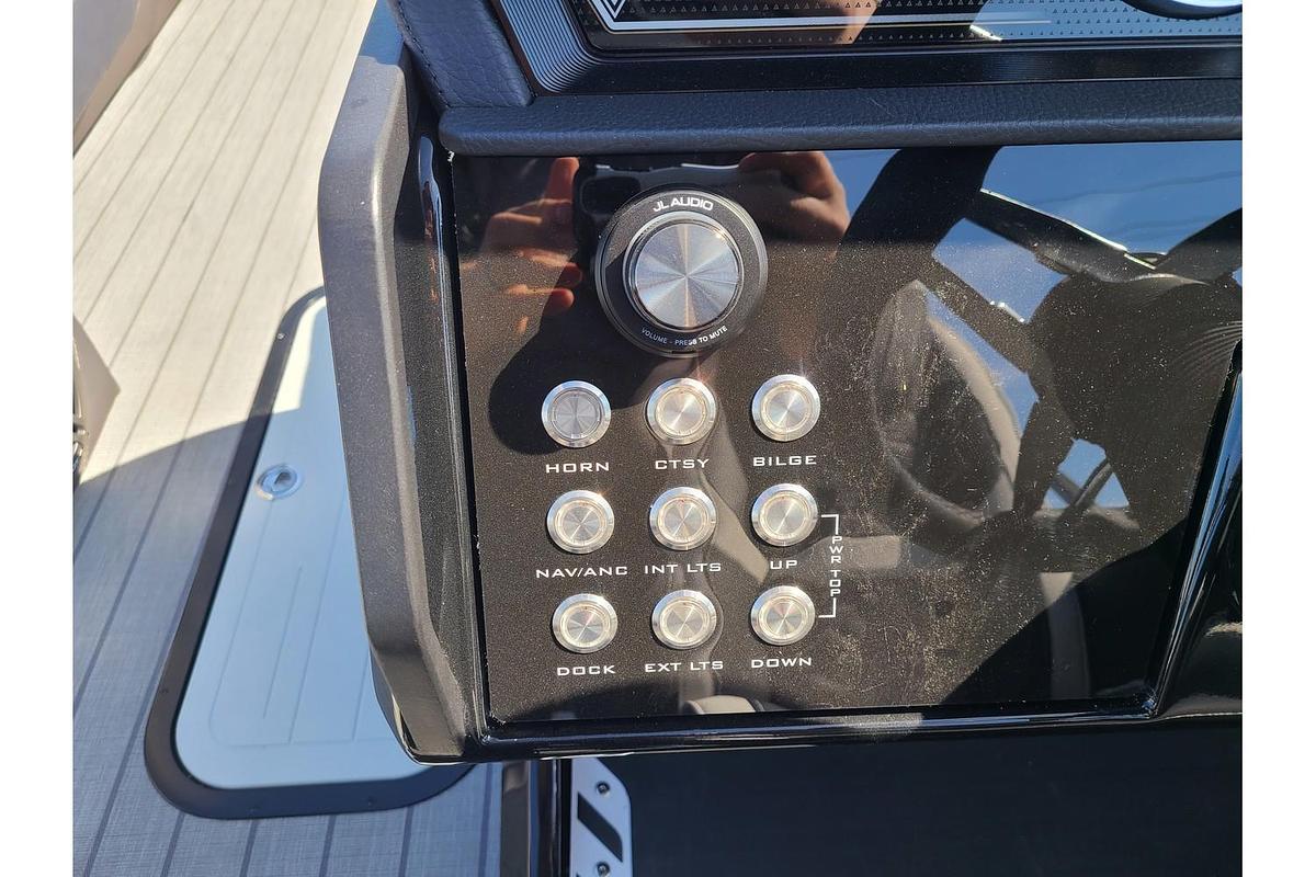 2025 Viaggio Diamante 26U With Suzuki 250HP Stealth Motor & Trailer