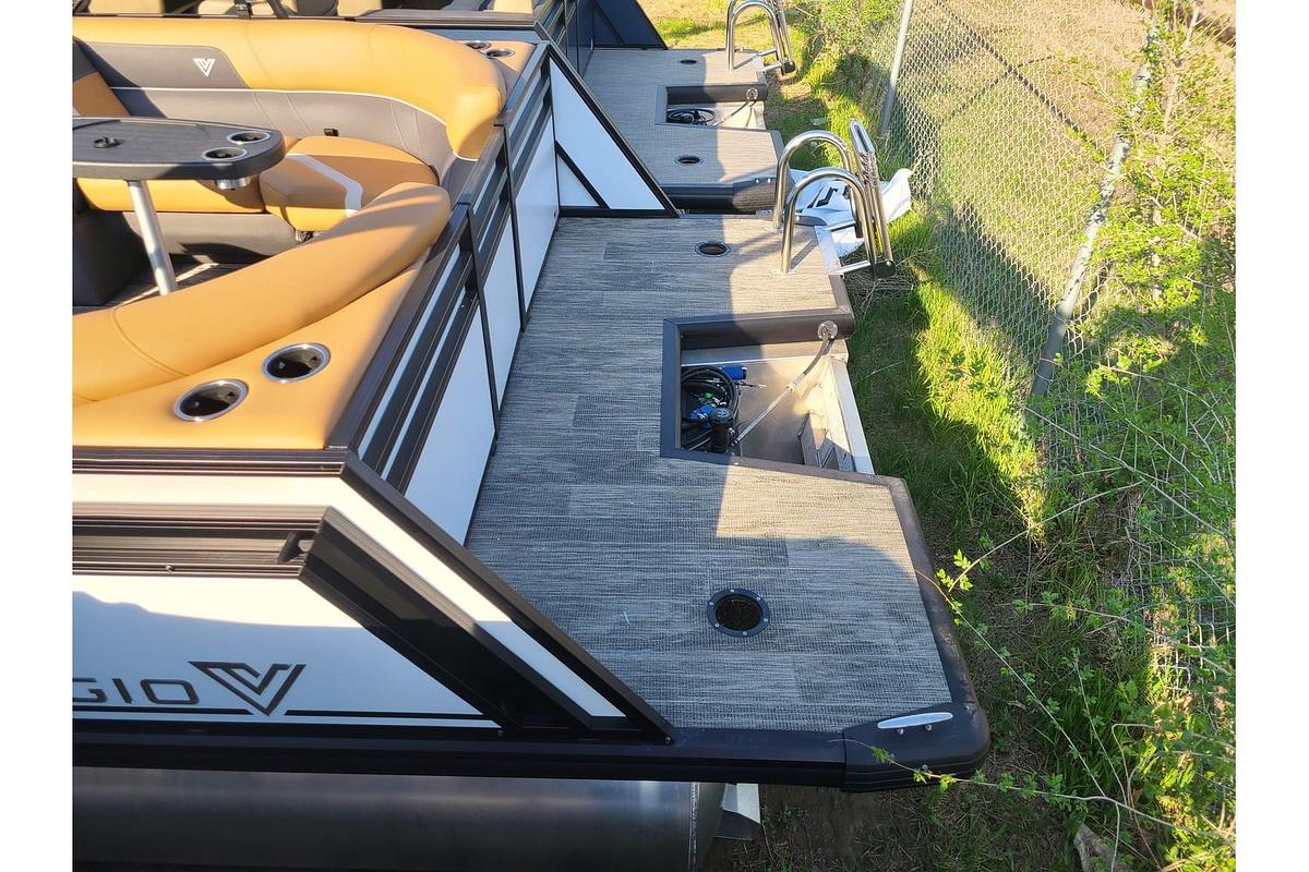 2025 Viaggio Lago X22U With A 115HP Suzuki Stealth Motor