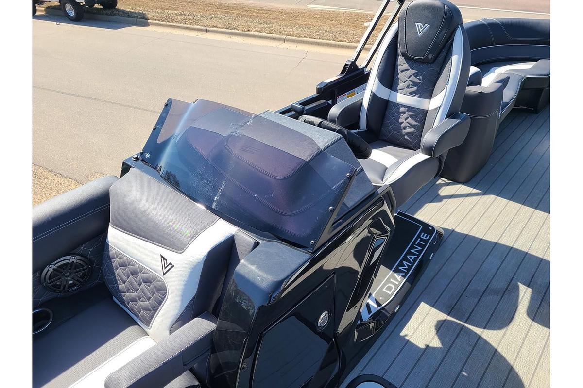 2025 Viaggio Diamante 26U With Suzuki 250HP Stealth Motor & Trailer