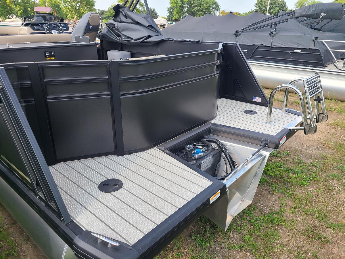 2026 Viaggio Lago V22R With A Suzuki 115HP Motor