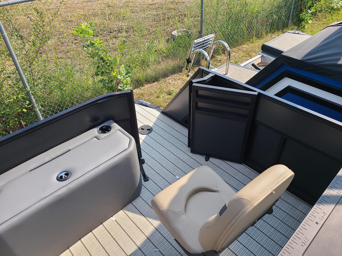 2026 Viaggio Lago V22R With A Suzuki 115HP Motor