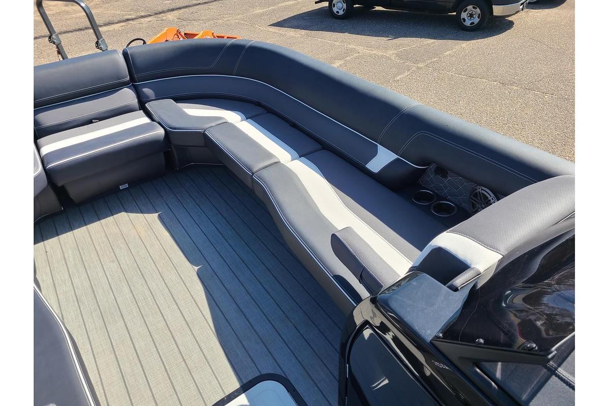 2025 Viaggio Diamante 26U With Suzuki 250HP Stealth Motor & Trailer