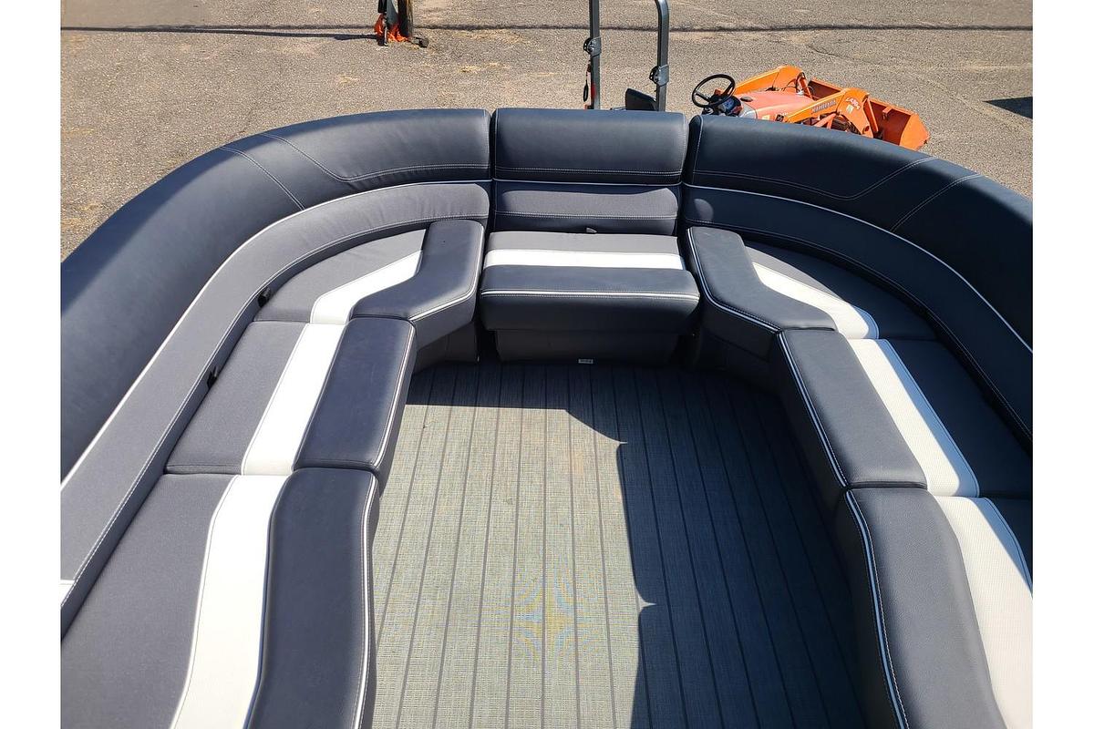 2025 Viaggio Diamante 26U With Suzuki 250HP Stealth Motor & Trailer
