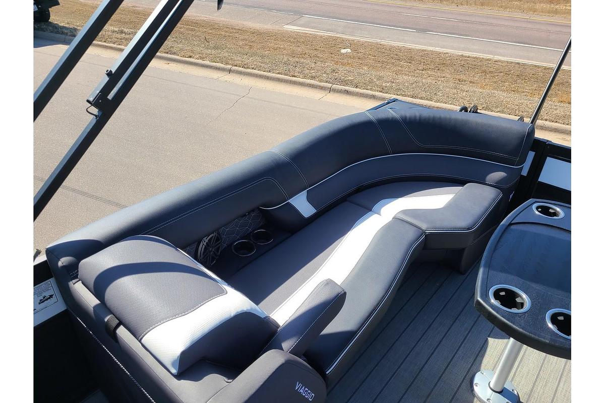 2025 Viaggio Diamante 26U With Suzuki 250HP Stealth Motor & Trailer
