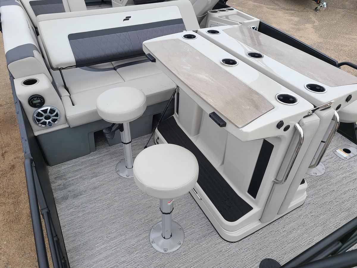2026 Starcraft SLS-3 DL Bar With A 150HP Suzuki Motor