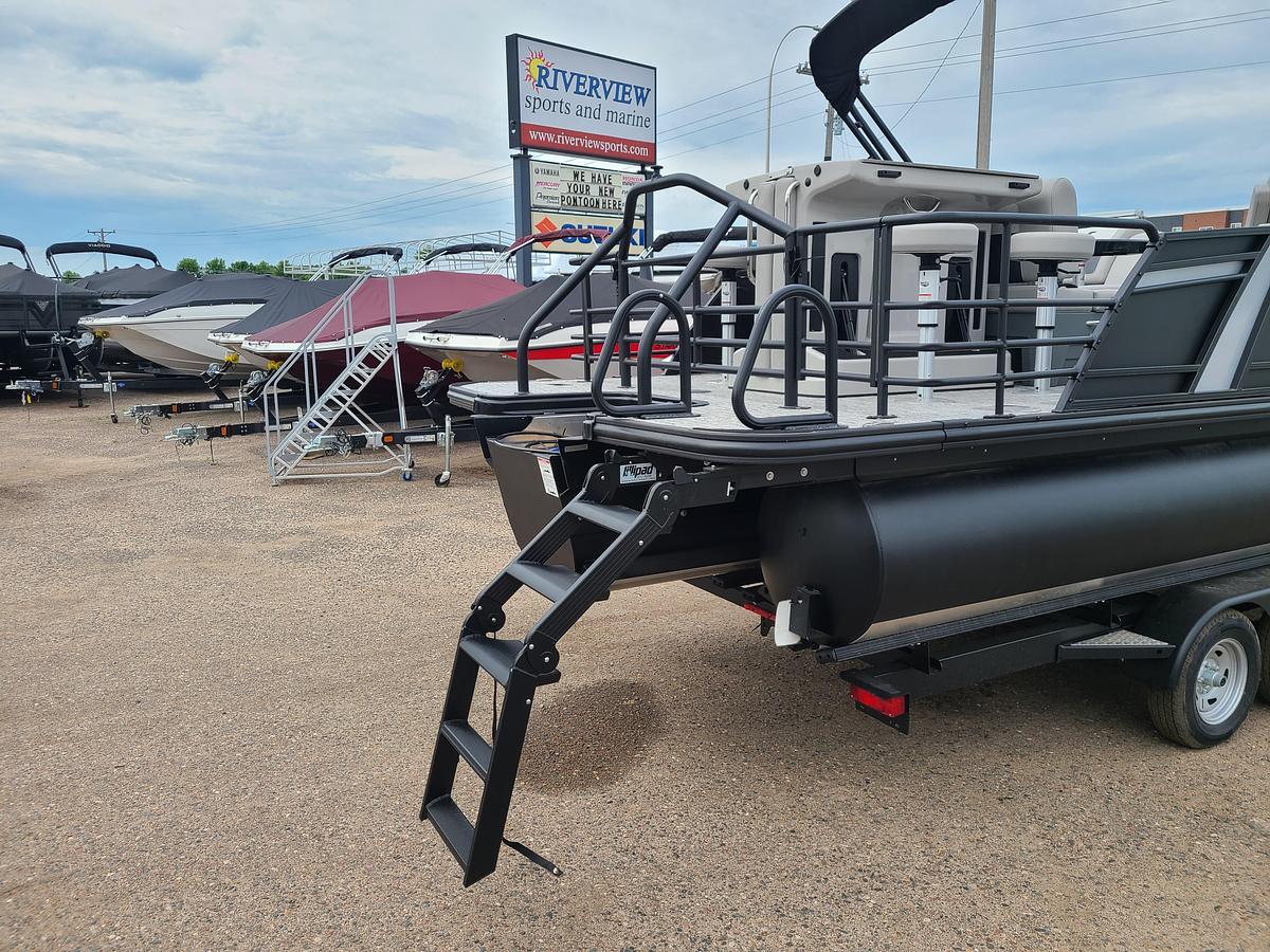 2026 Starcraft SLS-3 DL Bar With A 150HP Suzuki Motor