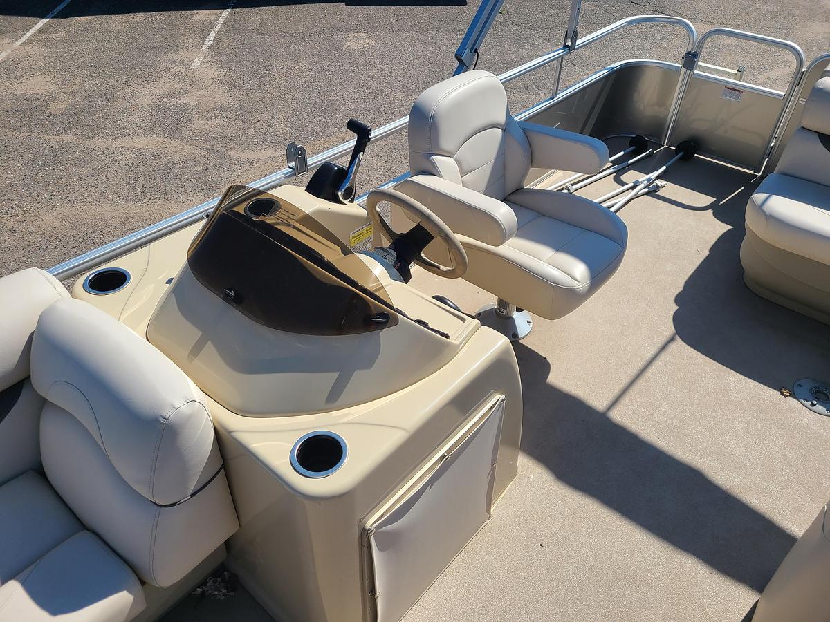 Used 2017 Sun Chaser 8520CRS With A 40HP Yamaha & Trailer