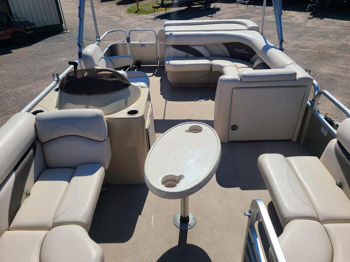 Used 2017 Sun Chaser 8520CRS With A 40HP Yamaha & Trailer