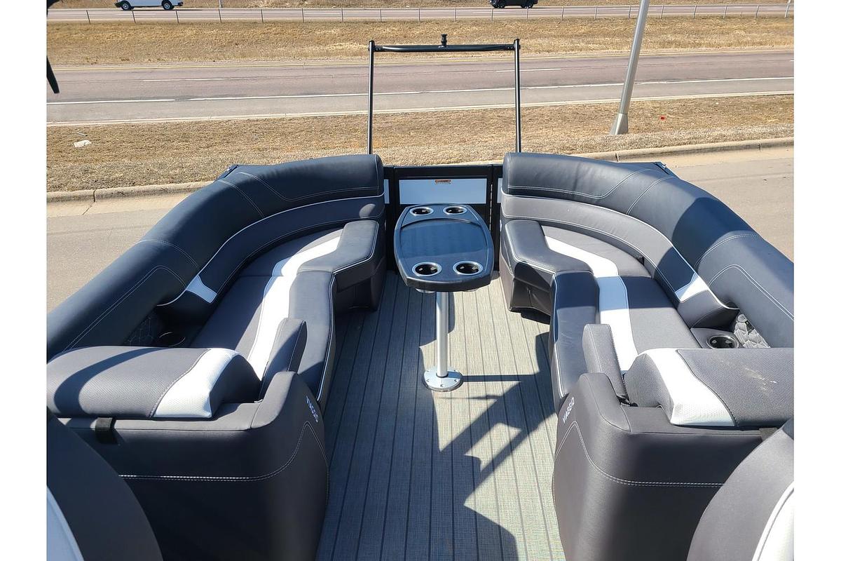 2025 Viaggio Diamante 26U With Suzuki 250HP Stealth Motor & Trailer