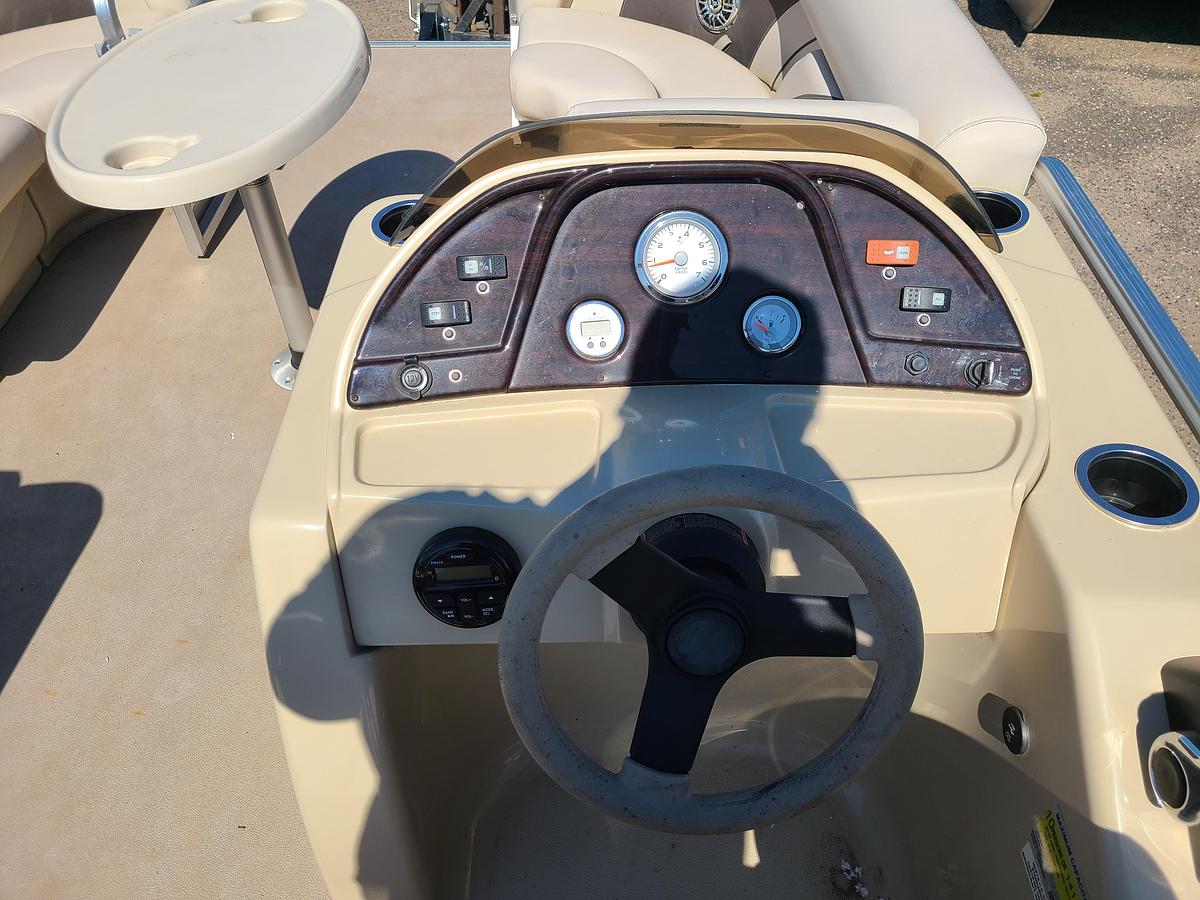 Used 2017 Sun Chaser 8520CRS With A 40HP Yamaha & Trailer