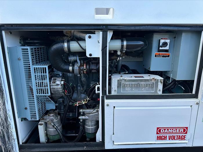Used MQ MultiQuip WhisperWatt 25 KVA 20 Kw towable generator DCA-25SSIU4F 5222 HRS