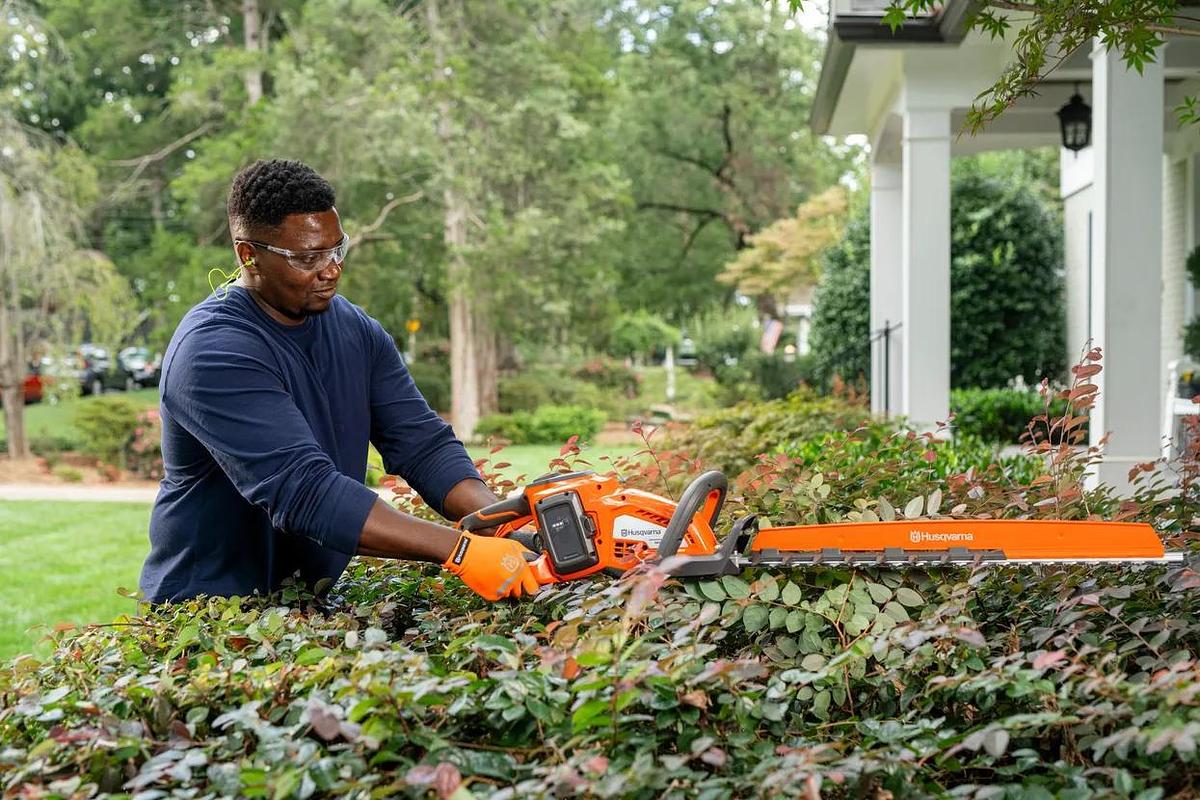 Husqvarna 320iHD60 Hedge Master with battery and charger