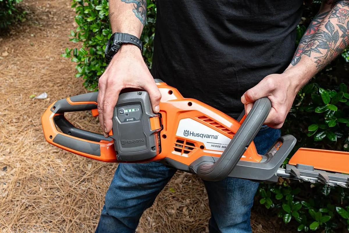 Husqvarna 320iHD60 Hedge Master with battery and charger