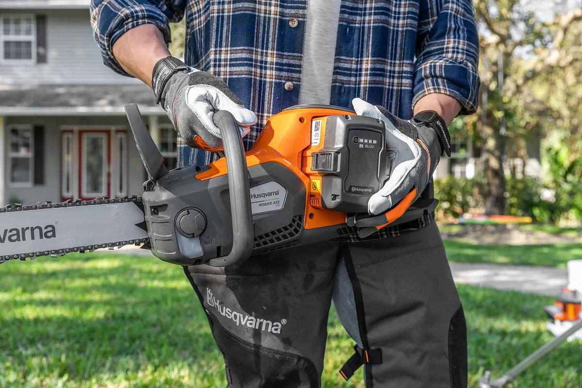 Husqvarna 350i Power Axe with battery charger