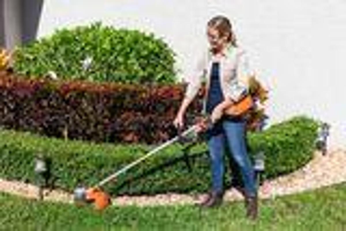 Husqvarna Weed Eater® 320iL (Battery & Charger Included)