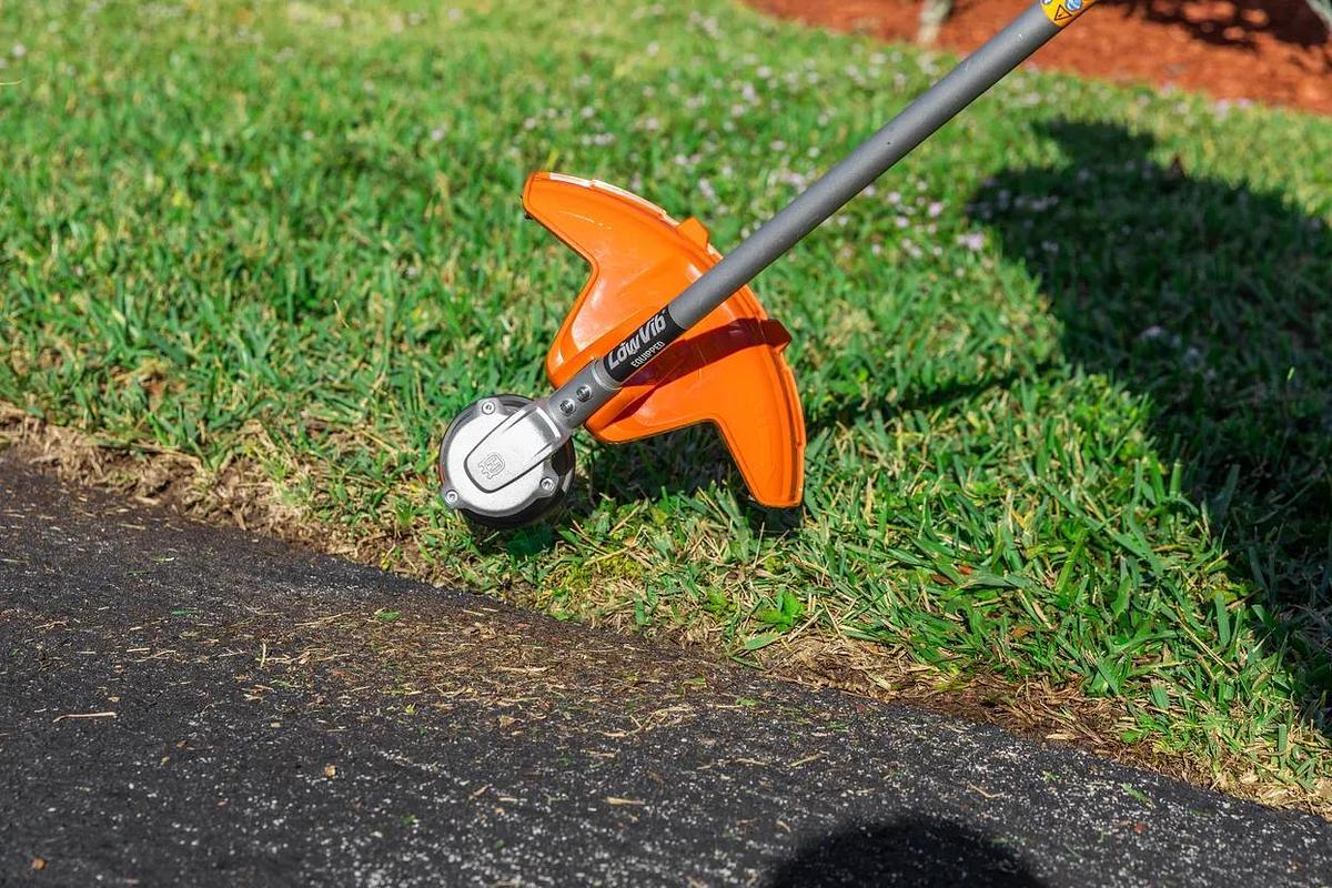 Husqvarna Weed Eater® 320iL (Battery & Charger Included)