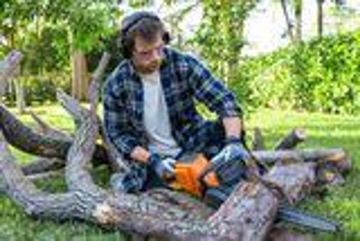 Husqvarna 350i Power Axe with battery charger