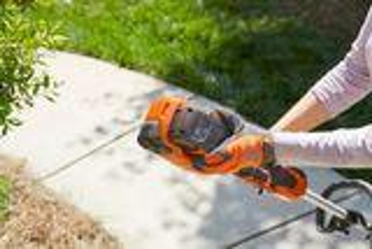 Husqvarna Weed Eater® 320iL (Battery & Charger Included)