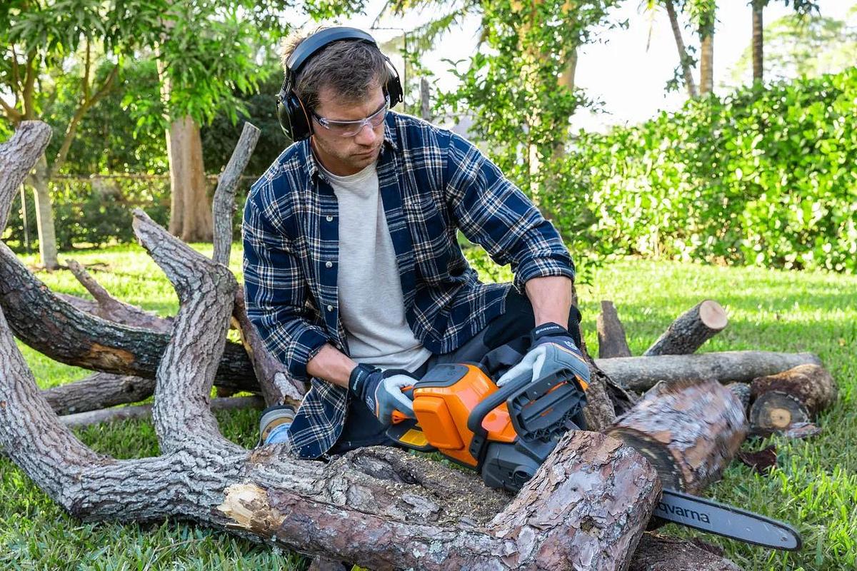 Husqvarna 350i Power Axe with battery charger