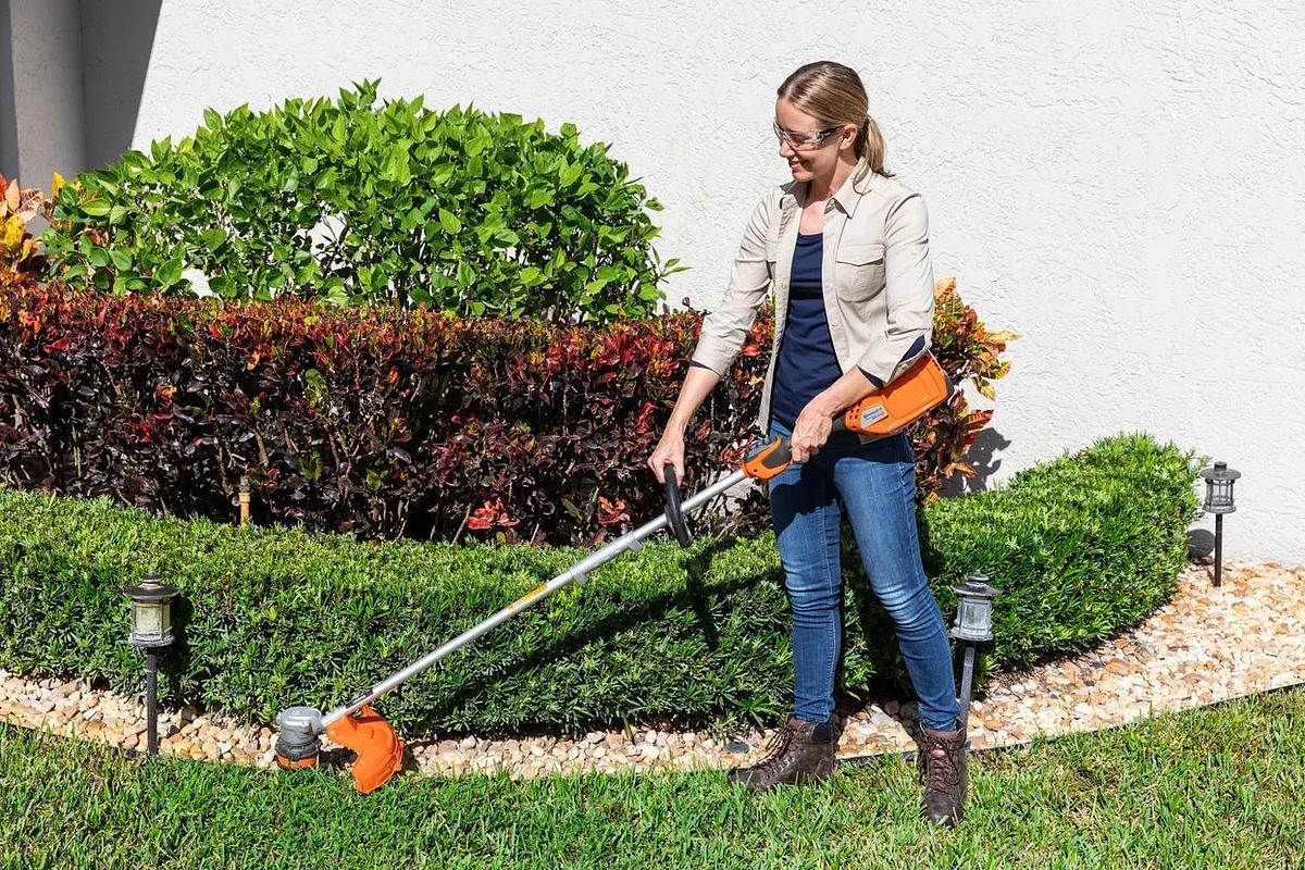 Husqvarna Weed Eater® 320iL (Battery & Charger Included)