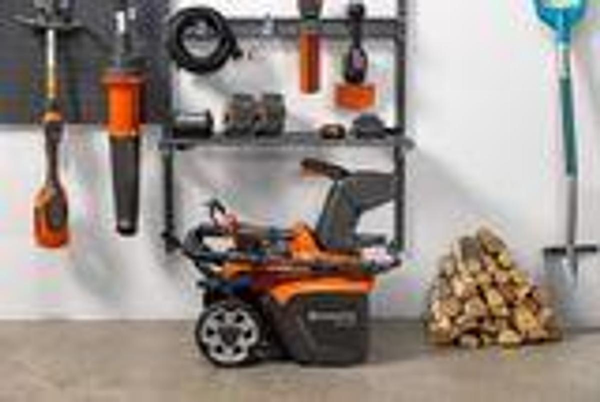 Husqvarna ST 143i Snow Blower