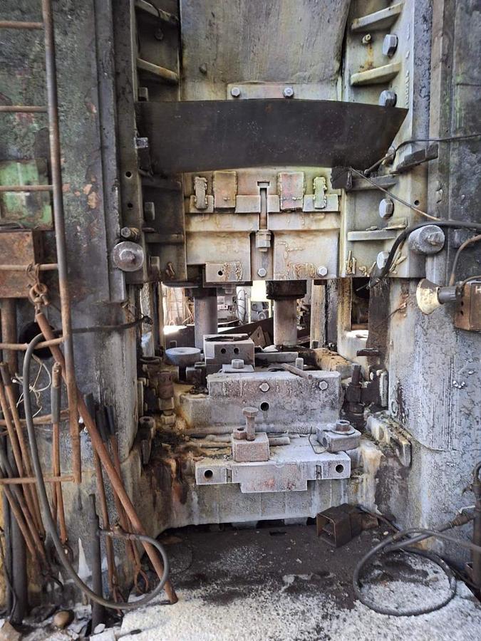Used 1980 SMERAL LKM 4000 Hot stamping press