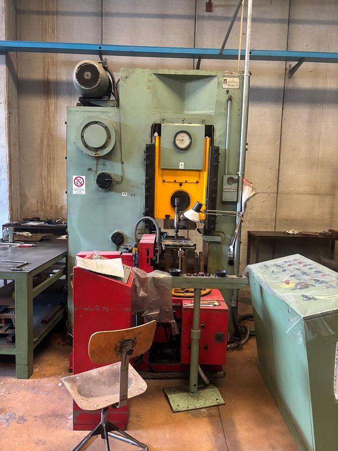 Used 1984 Barnaul KB8336, 400T Knuckle joint press