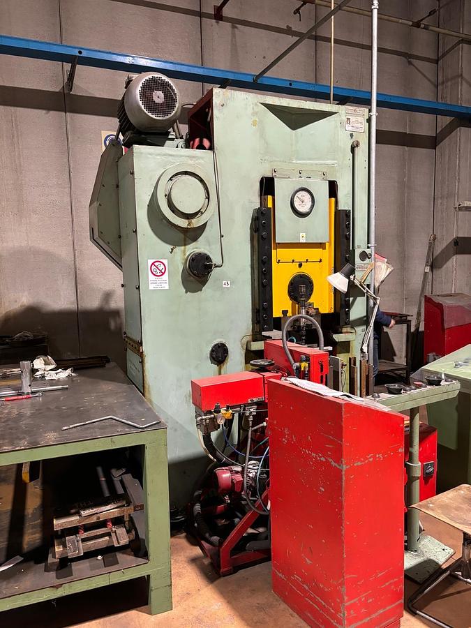 Used 1984 Barnaul KB8336, 400T Knuckle joint press