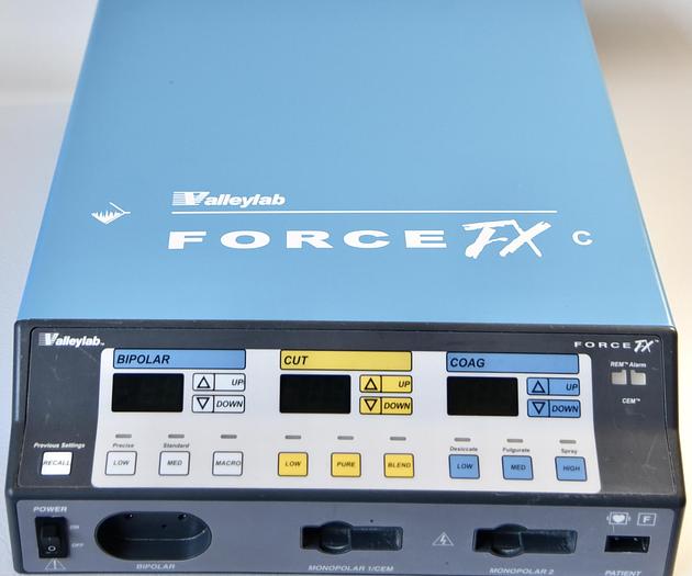 Used VALLEYLAB COVIDIEN FORCE FX-C ELECTROSURGICAL GENERATOR WITH FOOTSWITCH AND CART, E6008