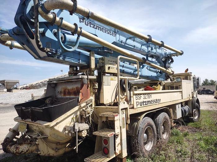 Used 1995 Putzmeister 32M on 2002 Mack