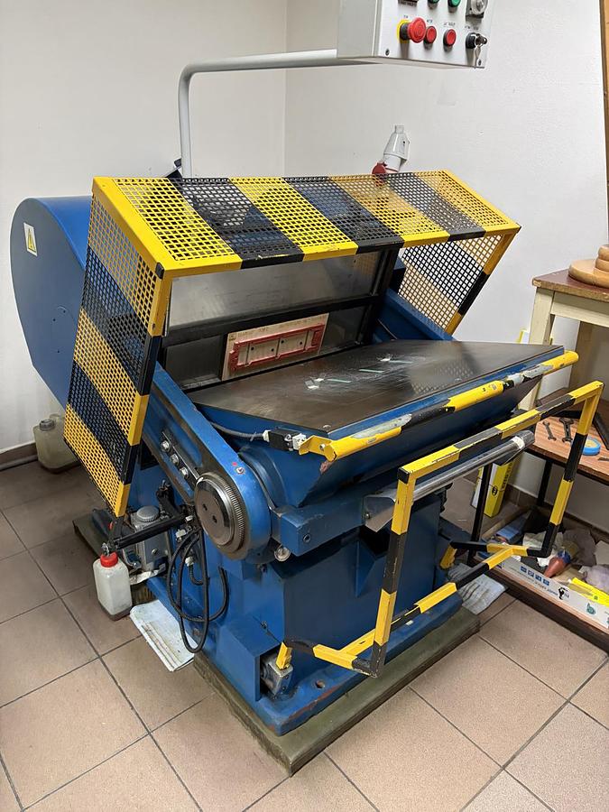 Used STRATI 27 – výsekový příklopový stroj