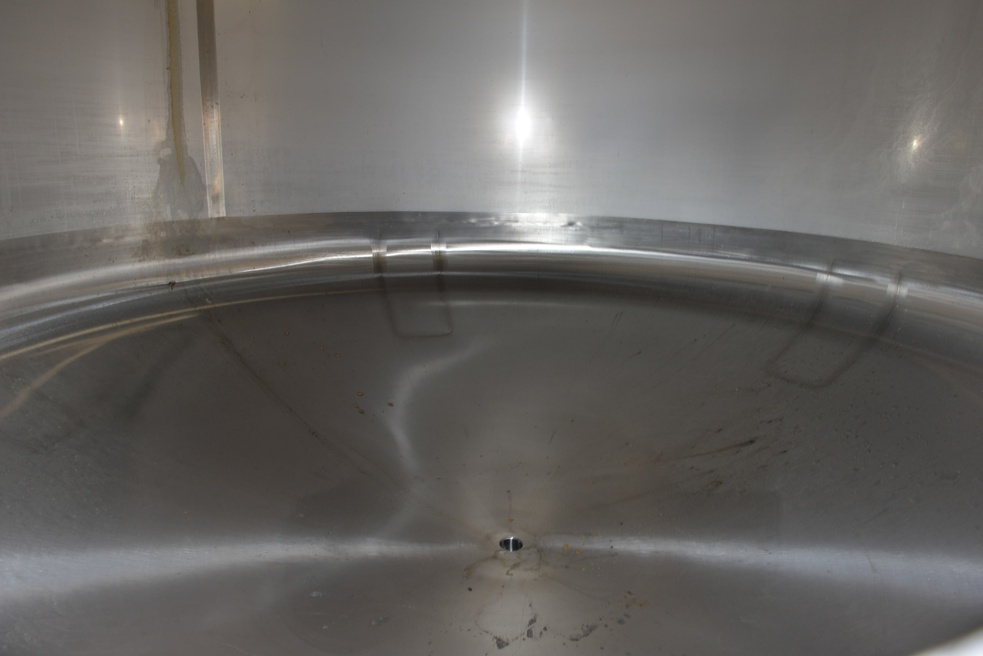 Used Serbatoio verticale 25.900 litri in acciaio inox AISI316